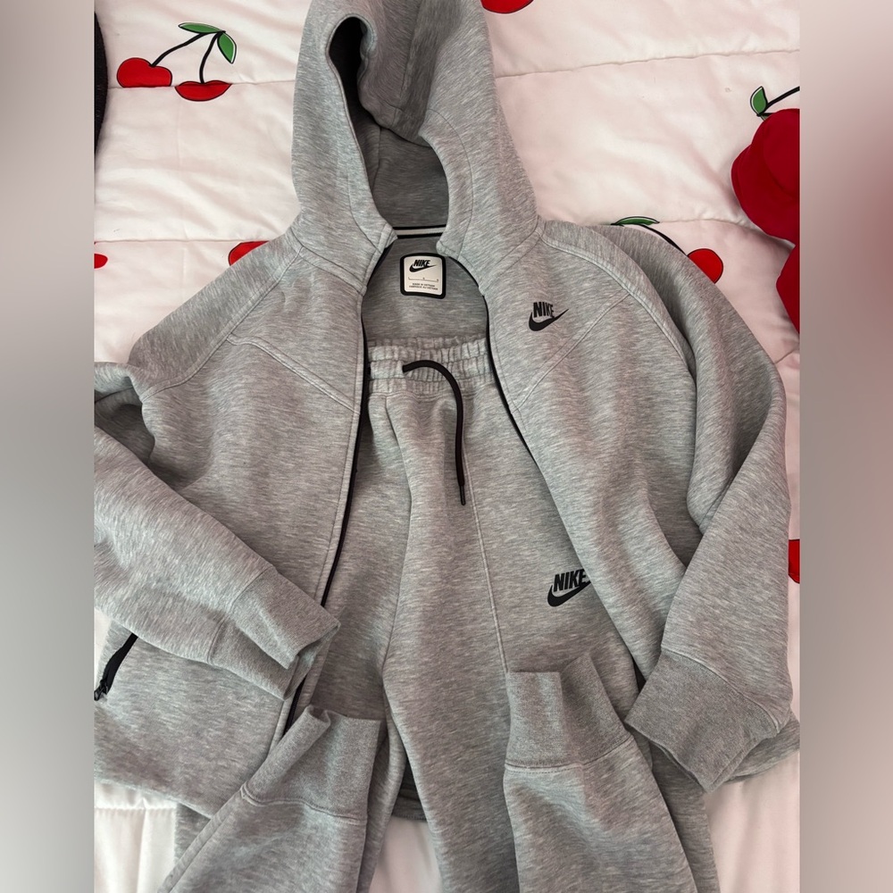 Nike Tech Youth Girls Gray Hoodie and Sweatpants Set
